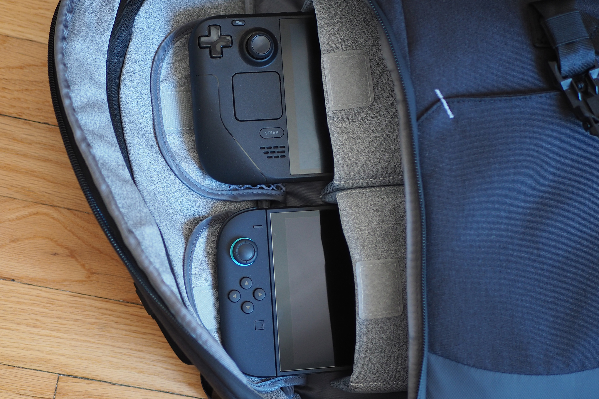 Mochila Vortex 1.0 da CRKD chega por US$ 99,99 com compartimentos para consoles portáteis - Imagem do artigo original