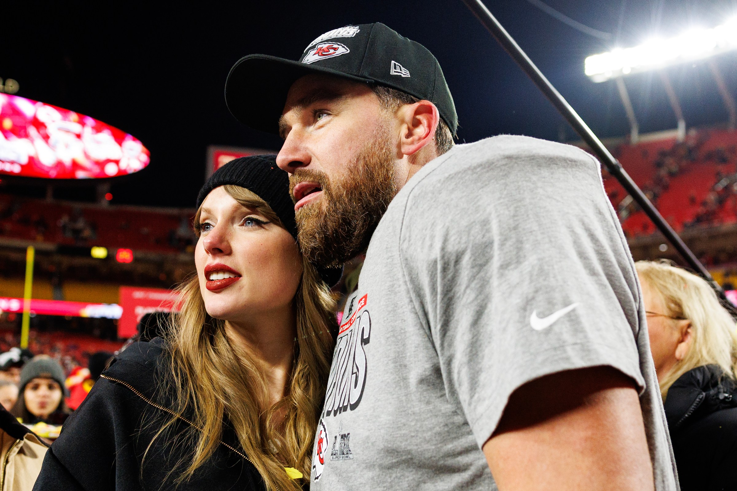 Taylor Swift e Travis Kelce anunciam noivado no Instagram; X fica de fora - Imagem do artigo original