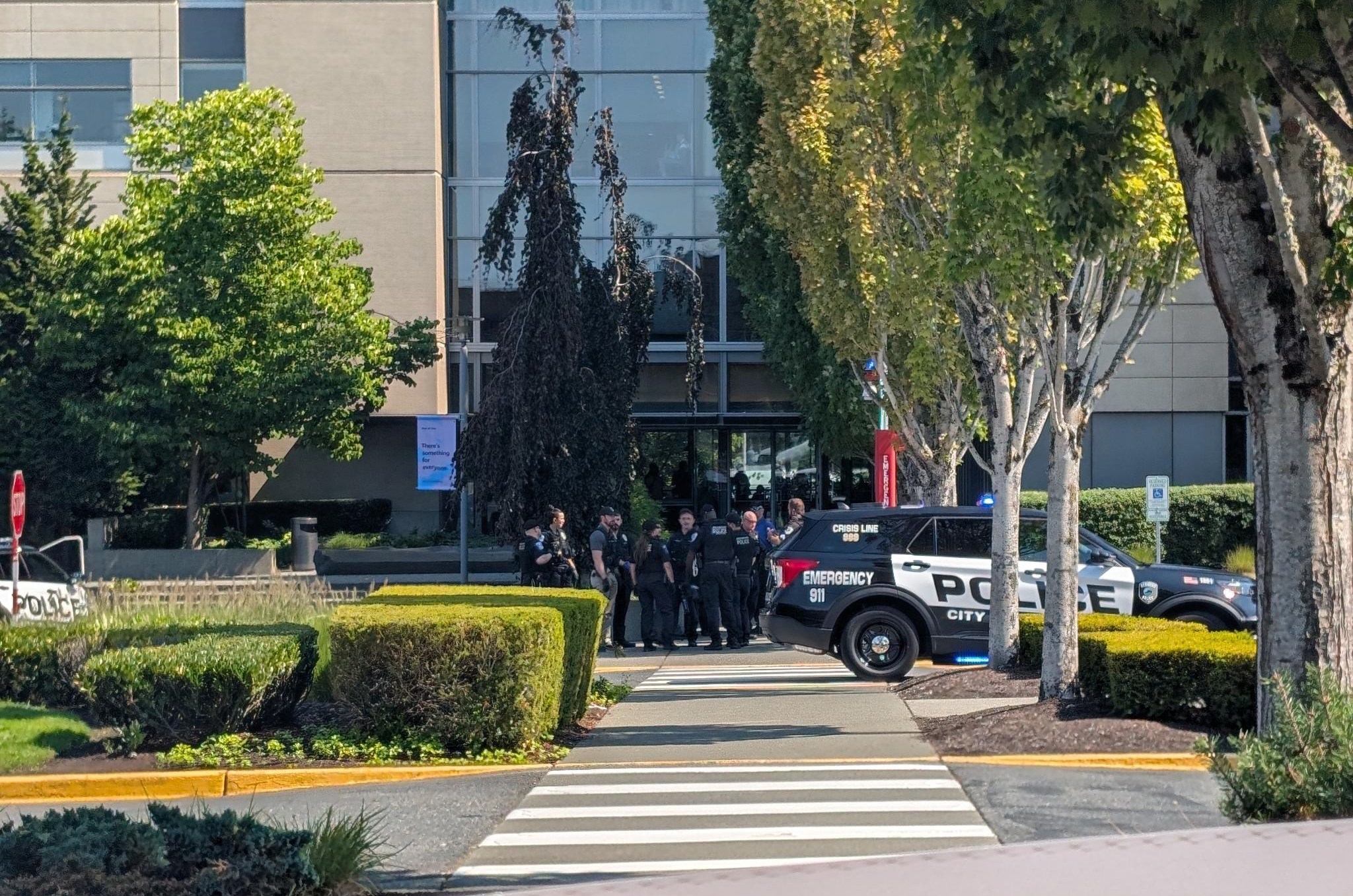 Microsoft fecha prédio após manifestantes ocuparem escritório do presidente - Imagem do artigo original