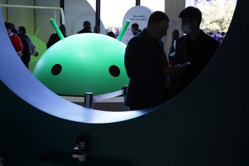 Google passará a exigir verificação de identidade de desenvolvedores para apps Android fora da Play Store