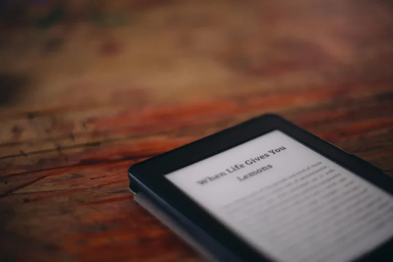 Aplicativo Libby lança recomendação por IA e recebe críticas de usuários e bibliotecários