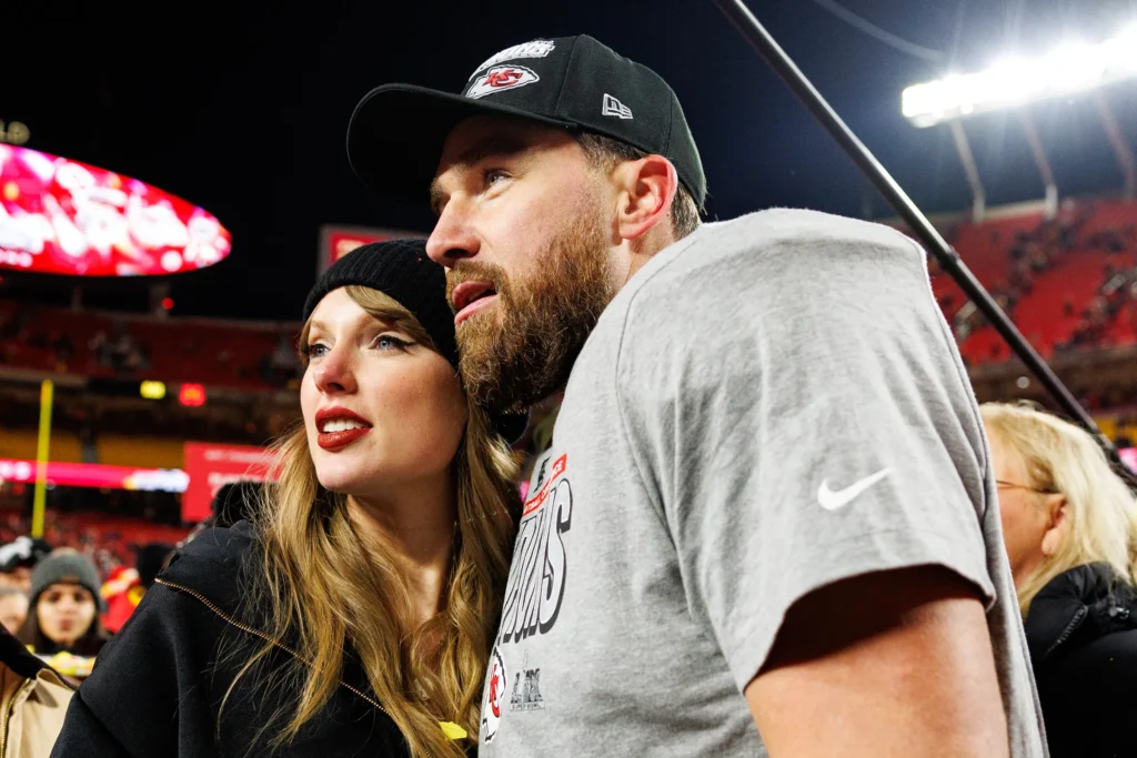 Taylor Swift e Travis Kelce anunciam noivado no Instagram; X fica de fora