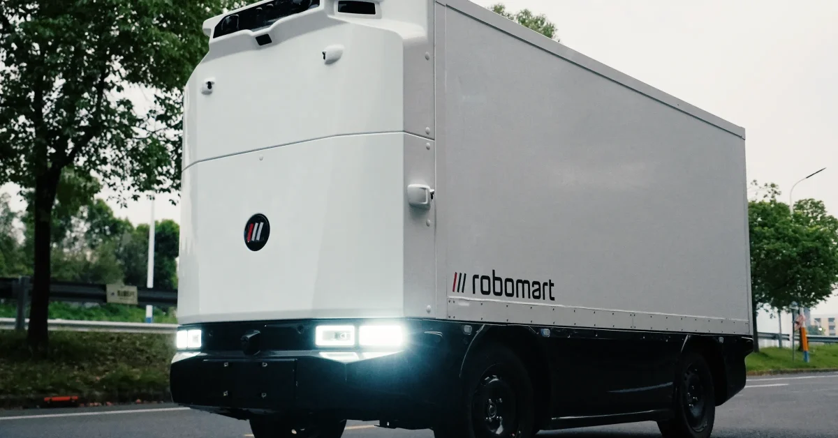 Imagem destacada - Robomart apresenta veículo autônomo com 10 lockers para entregas de mercado sob demanda