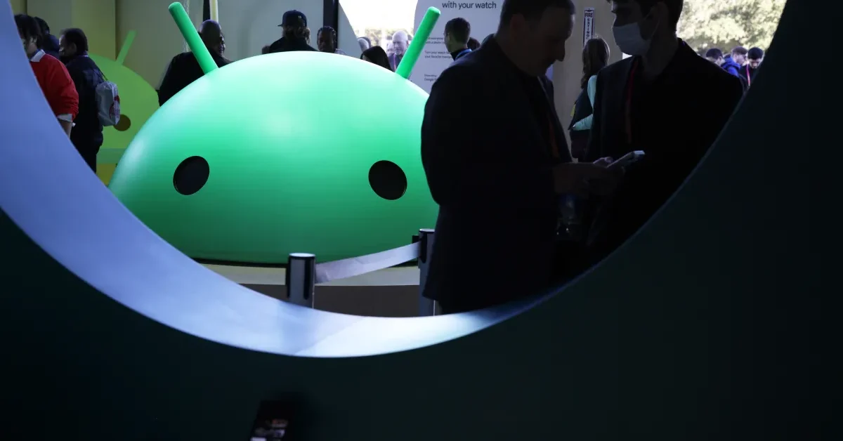 Imagem destacada - Google passará a exigir verificação de identidade de desenvolvedores para apps Android fora da Play Store